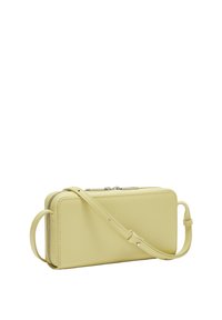 Żółty skórzany portfel z zamknięciem na zamek błyskawiczny, prostokątny kształt, odpinany pasek na ramię oraz widoczne akcenty haftu. Prosty i kompaktowy design.