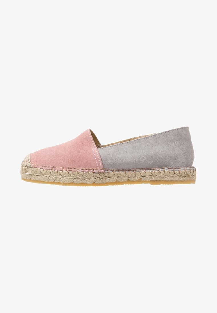 Chaussure espadrille slip-on avec devant en suède rose, talon en suède gris et semelle en jute tressée.
