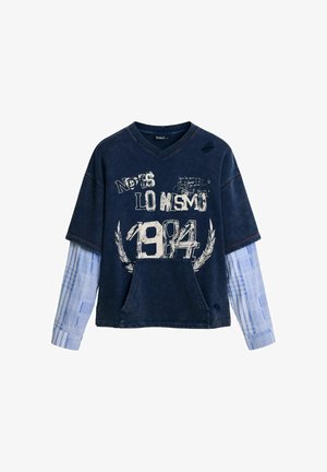 Laivastonsininen ylipitkä collegepaita lyhyillä hihoilla, jossa on etutasku, graafinen teksti, kulutuskohdat sekä alla kontrastivärinen ruutukuvioinen pitkähiha-paita.