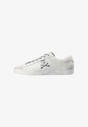 Zapatillas de piel blanca con detalles en ante gris, emblema de calavera y huesos cruzados plateado, detalles perforados y cordones grises.