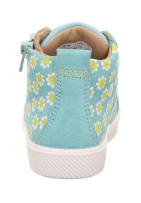 Turkusowe zamszowe sneakerki typu high-top z białym wzorem stokrotek z żółtymi środkami, zamkiem błyskawicznym i teksturowaną gumową podeszwą.