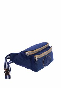Riñonera de tela navy con dos compartimentos con cremallera, detalles en cremallera color beige y un parche con logo redondo; cuenta con una correa ajustable a rayas.
