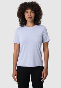 Světle fialové tričko s krátkým rukávem vyrobené z hladké látky s kulatým výstřihem, s volným střihem a bez výrazných vzorů nebo akcentů.