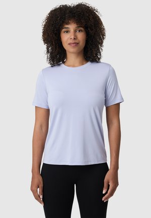 Helles lila T-Shirt mit kurzen Ärmeln aus einem glatten Stoff, mit Rundhalsausschnitt, lockerer Passform und ohne auffällige Muster oder Akzente.