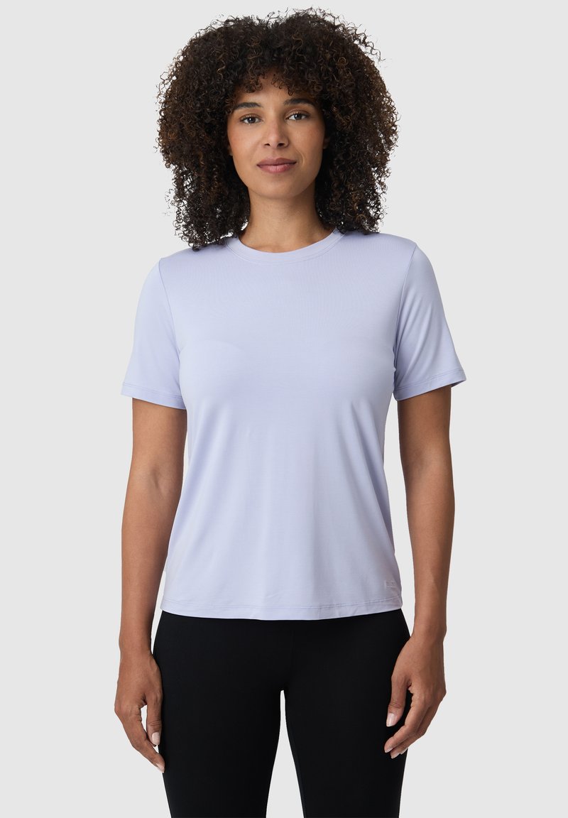 Světle fialové tričko s krátkým rukávem vyrobené z hladké látky s kulatým výstřihem, s volným střihem a bez výrazných vzorů nebo akcentů.