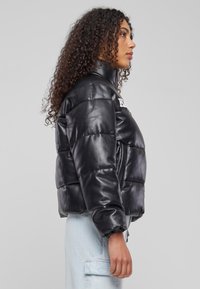 Karl Kani RETRO PU PUFFER - Vinterjakke - black