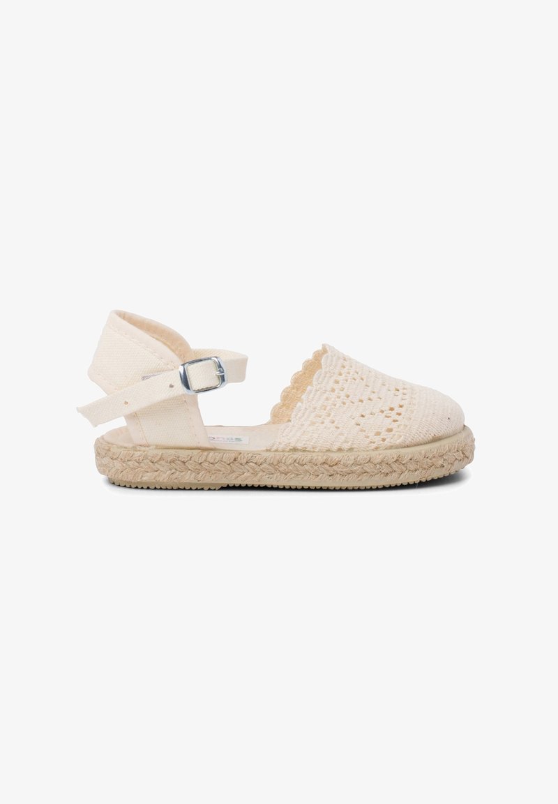 Sandale espadrille beige avec empeigne tissée en dentelle, bords festonnés et bout arrondi. Comprend une semelle plateforme en jute beige et une bride à la cheville avec boucle.