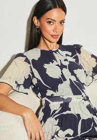 Lipsy FLUTTER SLEEVE REGULAR FIT - Denné šaty - navy blue floral