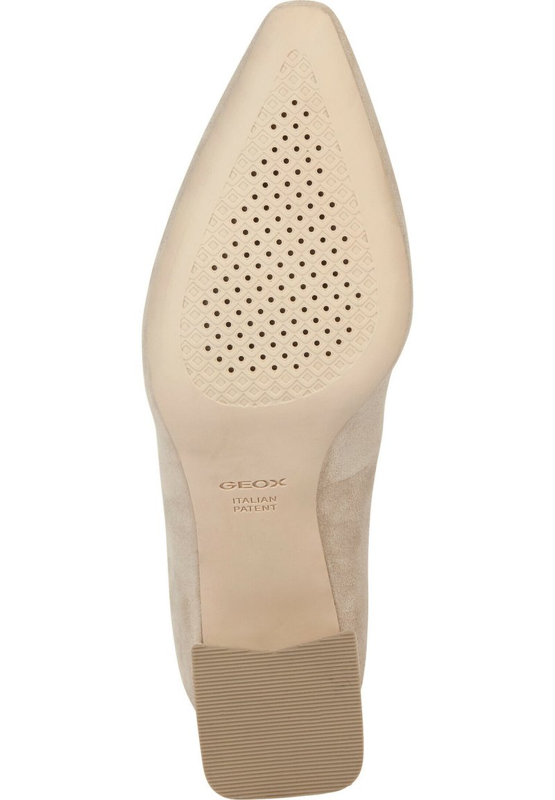 Sole in pelle vernice beige con punta affusolata, caratterizzata da un design perforato per la traspirabilità e un tacco in gomma testurizzata per la presa.