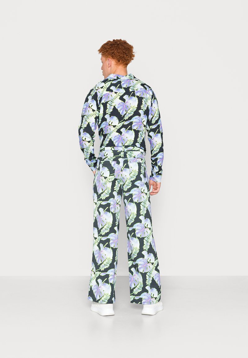 Herren Skinny Fit | Endless Nights BAGGY SKATER PANT DARK FLORAL UNISEX Jeans Relaxed Fit lilac/flieder - FO36364 Herren Skinny Fit | Endless Nights BAGGY SKATER PANT DARK FLORAL UNISEX Jeans Relaxed Fit lilac/flieder - FO36364
