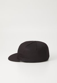 Svart caps med teksturert stoff, buet skjerm og broderte detaljer. Har en strukturert, avrundet krone og minimalistisk design.