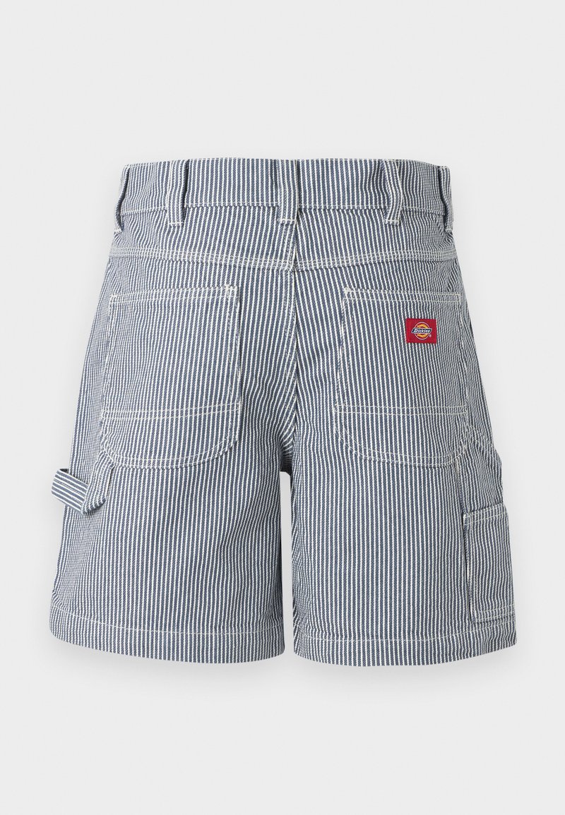 Blau-weiß gestreifte Arbeitsshorts mit zwei Gesäßtaschen, Gürtelschlaufen, Seitenschlaufe und rotem Markenlogo auf der rechten Tasche.