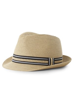 Chapeau fedora beige en tissu tissé avec un ruban rayé noir et blanc autour de la base de la calotte.
