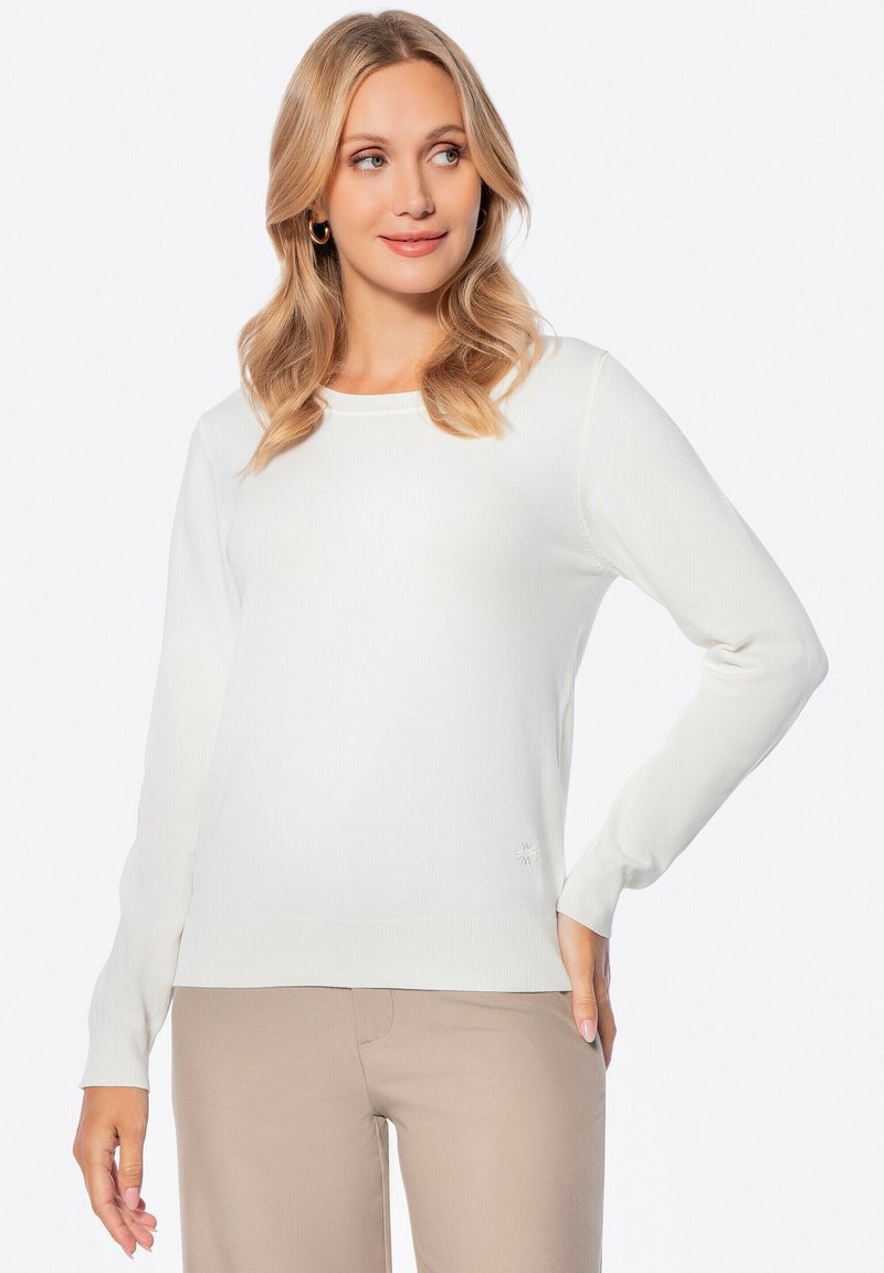 Maglione bianco a maniche lunghe con scollatura rotonda, polsini e orlo a costine. Presenta un discreto dettaglio del logo in basso. Texture liscia.