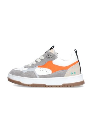 Lage sneaker met grijs suède, witte en oranje panelen, witte veters, bruine zool en zwarte treklussen op de hiel en tong.