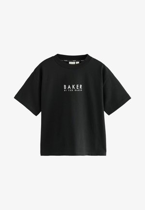 Mustat puuvillatee paidat, joissa on löysä istuvuus, lyhyet hihat ja pyöreä kaula-aukko. Rintapielessä valkoisella painettuna "BAKER" -logo.