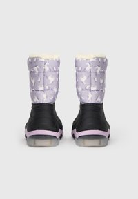 Botas de invierno acolchadas en púrpura con un patrón de animales en blanco, suelas de goma negras y detalles en rosa claro en la base, además de un forro de piel sintética en la parte superior.