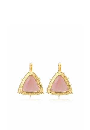 Boucles d'oreilles pendantes en or avec pierres roses triangulaires, bords dorés texturés et fermoirs à levier sur fond blanc.
