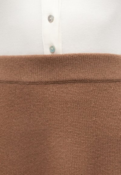 Πλεκτό καφέ πουλόβερ με ριμπ υφή, με λευκό, εφαρμοστό επάνω μέρος και πατιλέτα με τρία κουμπιά σε αποχρώσεις μπλε και ασημί.