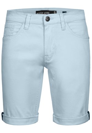 Világoskék farmer sort, sima textúrával, öt zsebbel, felhajtott szegéllyel, fémből készült gombos záródással és kontrasztos varrási részletekkel.