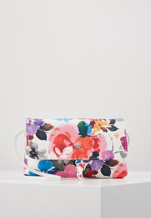 Rechthoekige clutch met bloemmotief in levendige rood-, roze-, paars- en groentinten, witte riem en een klein zilveren logo op de voorklep.