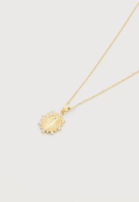 Guldhalskæde med ovalt vedhæng, der viser en fremhævet religiøs figur omgivet af små klare ædelsten.