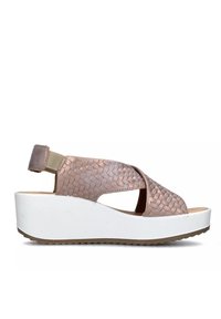 Sandalo a cuneo in pelle intrecciata di colore rosa chiaro, con una cintura posteriore elastica e una suola piatta bianca con fondo zigrinato per una migliore aderenza.