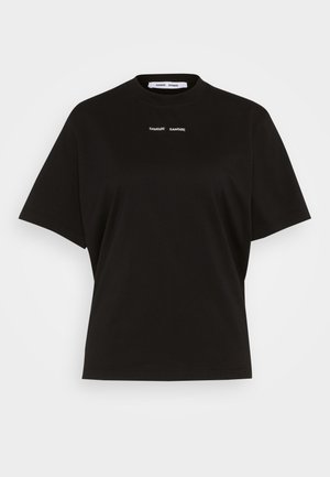 Camiseta preta de manga curta feita de algodão. Apresenta um clássico decote redondo e um discreto texto de logo branco no peito. Design simples.