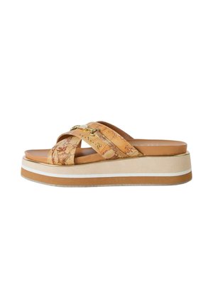 Infradito con platform e cinturini incrociati, con tomaia patterned color nocciola, dettagli in oro, suola beige chiaro e bordi bianchi.