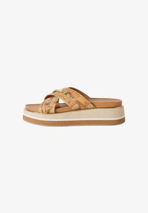 Infradito con platform e cinturini incrociati, con tomaia patterned color nocciola, dettagli in oro, suola beige chiaro e bordi bianchi.