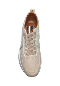 Sneaker beige realizzato in materiale sintetico liscio, con lacci tono su tono, colletto imbottito e dettagli riflettenti argento. Sottopiede imbottito e suola bianca arrotondata.