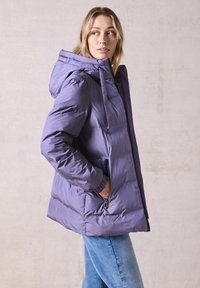 Veste matelassée violette avec capuche, fermeture éclair sur le devant et poignets élastiques. Dispose de poches latérales et d'une texture lisse et brillante.