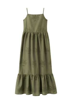 Vestido maxi sin mangas en verde oliva con tirantes finos, cintura fruncida, bajo con volantes y sutil estampado de palmeras en la tela.