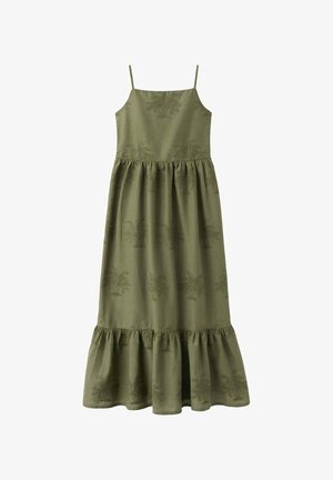 Vestido maxi sin mangas en verde oliva con tirantes finos, cintura fruncida, bajo con volantes y sutil estampado de palmeras en la tela.