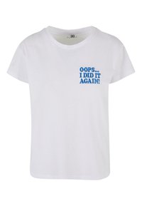 Balta medvilnės marškinėliai trumpomis rankovėmis, priekyje su mėlynu siuvinėjimu "OOPS... AŠ VĖL TAI PADAUGIAU!". Paprastas, kasdienis dizainas.