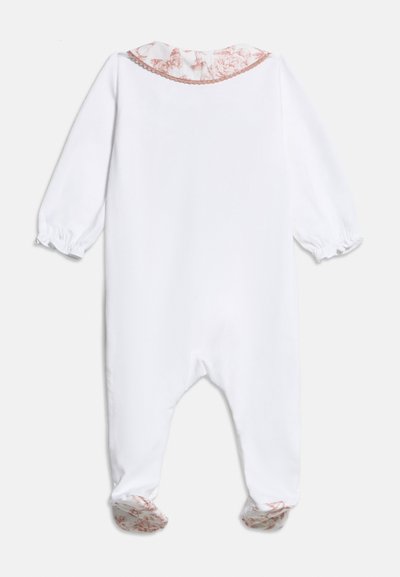Λευκή βρεφική ολόσωμη φόρμα με μακριά μανίκια, ροζ λουλουδάτο τελείωμα στον γιακά και καλυμμένα πόδια, φωτογραφημένη από πίσω.