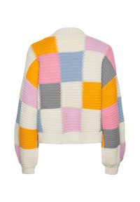 Vue arrière d’un pull tricoté avec un motif patchwork comprenant des carrés crème, orange, rose, bleu et gris ainsi que des manches longues.