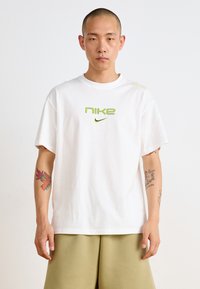 Nike Sportswear TEE - Trükipildiga T-särk - white