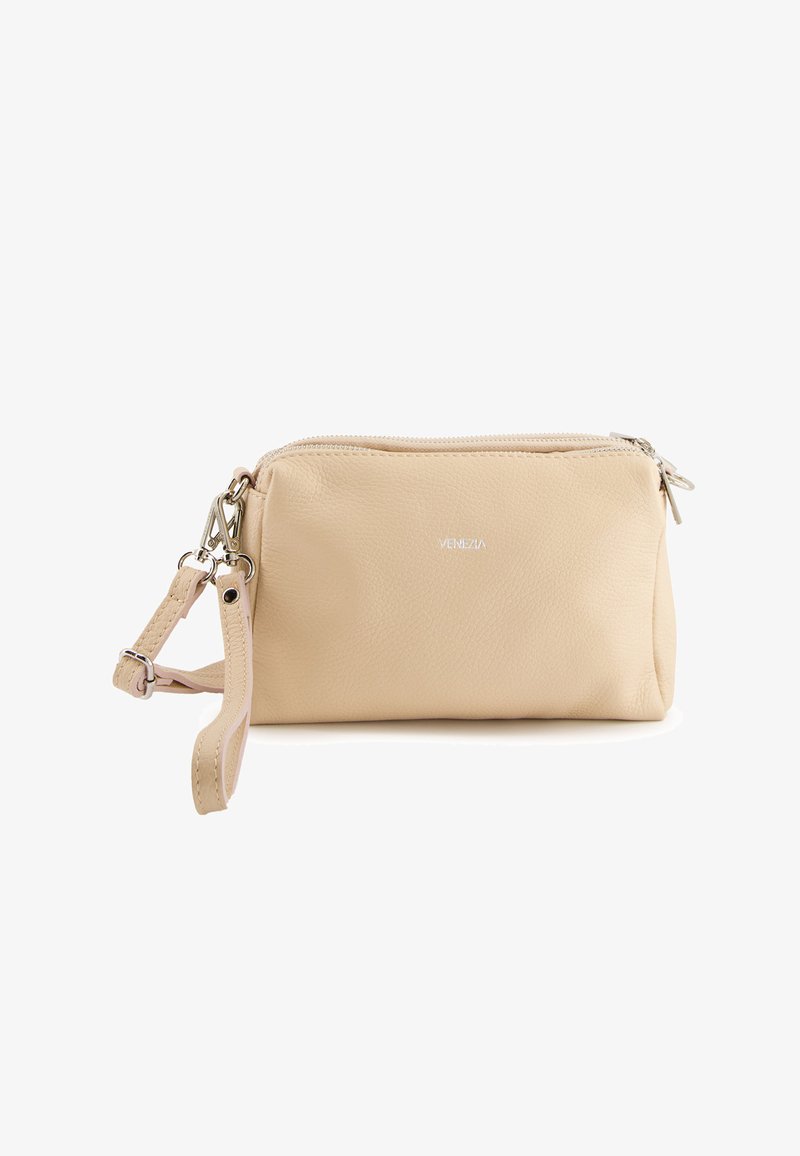 Beige leren etui met een gestructureerde afwerking, ritssluitingen en een afneembare strap. Voorzien van een klein logo op de voorkant en een slank ontwerp.
