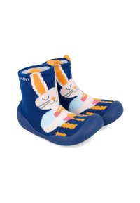 Botitas de punto azules con un diseño de conejo blanco y naranja, suelas de goma y parte superior texturizada para mayor agarre y comodidad.