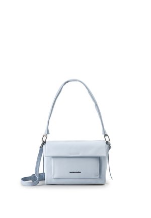 Lichtblauwe rechthoekige handtas met voorvak, afneembare schouderriem en een gebogen bovenhandvat op een witte achtergrond.