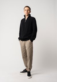 MELA TROYER UDAI - Strickpullover - schwarz