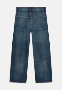 Weite Denim-Jeans in Dunkelblau, mit zwei Gesäßtaschen und einem dezenten Wasch-Effekt, abgerundet mit geraden Säumen.