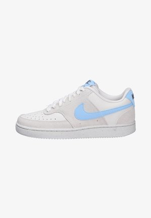 Baskets basses blanches avec un swoosh Nike bleu clair et une languette au talon, mélange de suède et de cuir, lacets blancs et bout perforé.