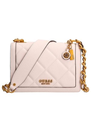 Sac bandoulière matelassé rose clair avec bandoulière chaîne dorée, logo GUESS et breloques dorées décoratives dans le coin avant.