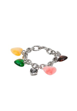 Srebrna bransoletka na łańcuszku z pięcioma zawieszkami w kształcie serc w kolorach żółtym, zielonym, czarnym, różowym i ciemnobrązowym.
