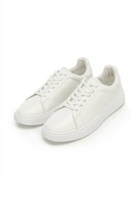 Sneakers bianchi in pelle con una texture liscia, punta tonda, chiusura con lacci e pannello laterale a contrasto; suola in gomma con elevazione minima.