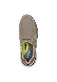 Scarpa slip-on beige con tessuto testurizzato, suola in gomma e soletta imbottita con dettagli lime. Cuciture sottili e logo visibile.