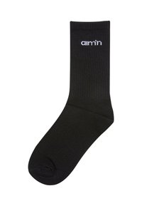 Sort bomuldsstrømpe med ribbet tekstur og hvidt logo "aim'n" nær toppen. Har standard længde og rund tå.