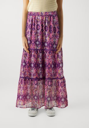 Jupe maxi en tissu léger et transparent avec un motif floral en violet, rose et vert, présentant un design à volants et une taille élastique.